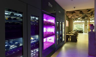 La nuova galleria espositiva di Identità Golose Milano, composta dalla nuova struttura di vertical farming Planet Farms e dalle Vino cantina a colonna Signature Kitchen Suite

