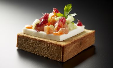Ecco la foto simbolo di Pastry Best 2018, il simposio tecnico firmato Molino Quaglia, che torna, il 24 e il 25 settembre, a Vighizzolo d’Este. Pronto ad accendere i riflettori su una pasticceria quotidiana e mediterranea, capace di privilegiare ingredienti freschi, naturali e stagionali. Il dolce è stato ideato e realizzato da Gianluca Fusto per Molino Quaglia. Foto di Carlo Baroni
