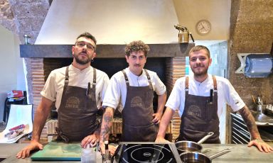 La brigata di cucina del ristorante Convivial, a Tuscania (Viterbo): da sinistra, Domenico Napodano, lo chef Andrea Astolfi e Patrizio Fava 
