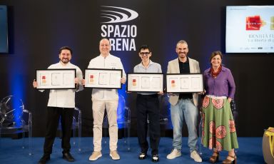 I protagonisti del talk Il&nbsp;talento non basta, il futuro si costruisce, che si &egrave; svolto in&nbsp;Spazio Arena per Identit&agrave; Milano 2026. Da sinistra,&nbsp;Marco Pedron, consulente,&nbsp;Vincenzo Tiri, maestro pasticciere,&nbsp;Federico Lorefice, fondatore del Congusto Institute e direttore di Grande Cucina, Roberto Di Pinto, chef del ristorante Sine a Milano, e Lydia Capasso che ha moderato l'incontro. Foto di Brambilla/Serrani
