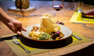 Il Batmule, uno dei piatti più rappresentativi della cucina cingalese disponibile in carta al ristorante Tanishka, a Milano
