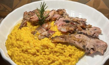 Risotto alla milanese con stinco di vitello, un grande classico di Taverna Guyot, casa della chef siciliana Sandra Di Modica, a Milano in zona Scalo Farini
