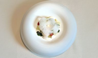 Pagro marinato, melone sardo, pomodoro e mandorla è il Piatto della bella stagione di Alessio Signorino, chef del ristorante Terra a Palazzo Tirso, Cagliari
