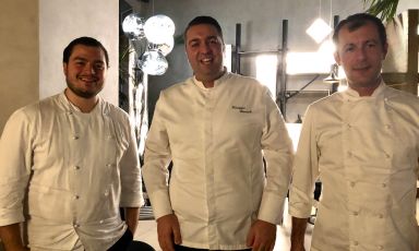 Le colonne della brigata di cucina al ristorante The Manzoni, a Milano: al centro, l'executive chef Giuseppe Daniele, a sinistra il sous chef Gabriele Fiorino e a destra il pasticciere e panificatore, Halit Gajda
