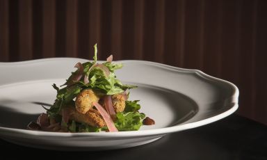 Tarassaco e mirto: insalata di acciughe fresche in carpione, uno dei meravigliosi piatti del nuovo menu Le Aromatiche del ristorante Bu:r di Milano. Foto di Marco Varoli
