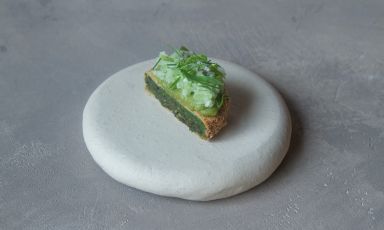Pancake alle biete è il Piatto della bella stagione di Chiara Pavan, cheffe del ristorante Venissa assieme al compagno e co-chef Francesco Brutto, a Mazzorbo nella Laguna di Venezia 
