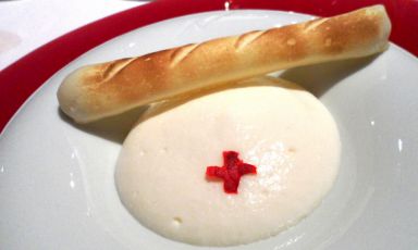 Spuma di fondue di Gruyere e Vacherin fribourgeois, croce al kirsch, baguette d'acqua di pomodoro di Denis Martin, cuoco simbolo della Svizzera più all'avanguardia, +41.(0)21.9211210