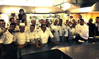 Una (piccola) parte della squadra di cucina che domenica scorsa ha cucinato al San Domenico Palace di Taormina (Messina), per celebrare il decimo anniversario de Le Soste di Ulisse, l'associazione che riunisce le eccellenze (ristoranti, hotel e cantine) di Sicilia. Seduto sul tavolo, sulla destra, si riconosce il padrone di casa, chef Massimo Mantarro del Principe Cerami, le più discrete 2 stelle Michelin d'Italia