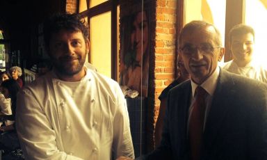 Cesare Battisti e Michel Bras a Pollenzo martedì scorso, in occasione della consegna al grande cuoco francese della laurea honoris causa in Scienze Gastronomiche, consegnata alla presenza di importanti colleghi italiani e autorità. Fino a domani, e per tutta la settimana del decennale dell'Università fondata da Carlo Petrini nel 2004, Battisti firma un grande menu nella mensa dell'ateneo langarolo