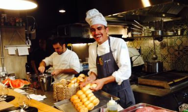 In primo piano, il cuoco napoletano Giovanni Sorrentino con il sous chef Vincenzo Abagnale, a capo della cucina del ristorante Vinile, aperto a Salerno da 4 soci (Fiorenzo Benvenuto, Maria Silvia Di Luca, Luca Arienzo e Francesco Mercurio) il 5 giugno scorso. L'insegna ha conosciuto un inatteso successo grazie a una formula che combina cucina creativa, ottime materie prime e prezzi contenuti. Via Velia 26/28, telefono +39.089.233769