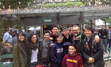 Massimo Bottura a New York tra i fan che oggi a pranzo hanno polverizzato i mille hamburger Emilia, cucinati nel celebre chiosco di Shake Schack a Madison Park. C'era gente in coda dalle 8 del mattino