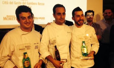 Al centro, Luigi Salomone, sous chef del ristorante Marennà di Sorbo Serpico (Avellino), vincitore oggi alla Città del Gusto di Roma della terza edizione del Premio Birra Moretti Grand Cru. Tre le menzioni speciali assegnate: allo stesso Salomone quella di migliore ricetta dolce; a Luca Caviola (in foto, a destra), sous chef del ristorante L’Chimpl da Tamion di Vigo di Fassa (Trento) la migliore ricetta salata e a Simone Nebbia (a sinistra) del S'Apposentu di Siddi in Sardegna quella per il menu che meglio ha saputo valorizzare la birra, in abbinamento e come ingrediente