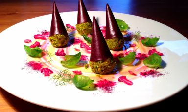 Paté di Tempeh al marsala, granella di porri essiccati, curry e pistacchi, sfoglia di barbabietola e salsa all’arancia di Daniela Cicioni, cuoca vegana, protagonista nella giornata di Identità Naturali, domenica 9 febbraio 2014