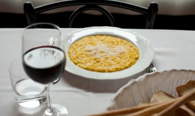 Il risotto allo zafferano, simbolo assoluto della cucina all'ombra della Madonnina, qui in una foto del ristorante Masuelli San Marco, uno dei più storici e tradizionali indirizzi della città