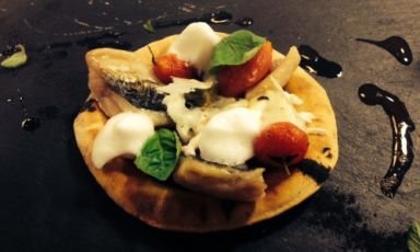 Oro incenso e birra, ovvero finta pizza alla marinara, sgombro affumicato, stracciata di mozzarella di bufala e pomodorini arrosto. E' il primo dei due piatto con cui Luigi Salomone si è aggiudicato la terza edizione del premio di cucina alla birra, ideato da Birra Moretti in collaborazione con Identità Golose, e riservato ai migliori chef e sous-chef d'Italia