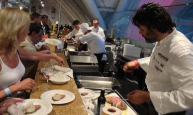 Roma Food&Wine Festival, giorno due: Marco Stabile (in primo piano) dell'Ora d'Aria di Firenze cucina il suo vitel palamitè mentre alle spalle Francesco Apreda dell'Imago dell'Hotel Hassler lavora al suo Cous cous indiano. Oggi e il turno di altri 6 (in realtà 9) assi: a pranzo Cristina Bowerman, Christian e Manuel Costardi, Alice Delcourt; a cena Fabrizio Ferrari, Gennaro Esposito, e le carbonare di Luciano Monosilio, Alessandro Roscioli e Nabil Hadj Hassen 