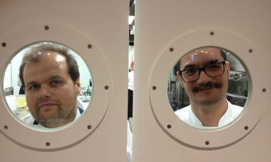 Una singolare immagine dei due re della carbonara a Roma, sorpresi dietro la porta delle cucine all'ultimo piano di Eataly Roma all'Ostiense. A sinistra Alessandro Roscioli, che ha proposto la sua versione, definita ruvida, assieme con il suo cuoco Hadj Hassen Nabil. A destra Luciano Monosilio, chef di Pipero al Rex con una carbonara più elegante. Non solo loro però ieri, terza e ultima giornata del Roma food&wine festival. All'ultimo piano di Eataly hanno cucinato anche Fabrizio Ferrari de Al Porticciolo 84 di Lecco, Alice Delcourt dell'Erba Brusca di Milano, Cristina Bowerman di Glass Hostaria a Roma, Christian e Manuel Costardi di Cinzia a Vercelli e Gennaro Esposito della Torre del Saracino di Vico Equense in provincia di Napoli
