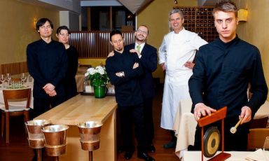 With a green tie, Carlo Tofani, new restaurant manager at Hotel Cipriani in Venice, author of the tale below and for 10 years maître at Joia in Milan, the restaurant where this photo was taken. From left, German Zavaleta, Lorena Neri, in front of Tofani there's Marco Curcio (today sommelier at Trussardi alla Scala), chef Pietro Leemann and, right, by a gong, Stefano Carenzi (photo by Giovanni Panarotto for Italia Squisita)