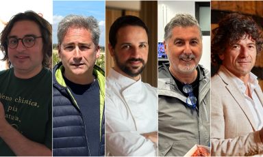 I volti di alcuni dei protagonisti del nostro viaggio nel buono di Marsala e dintorni. Da sinistra Filippo Drago (Molini del Ponte a Castelvetrano), Renato De Bartoli (cantine Marco De Bartoli a Samperi, Marsala), lo chef Emanuele Rosso (ristorante Le Lumie a Marsala), Paolo Giacalone (Rosso di Mazara a Mazara del Vallo) e Tommaso Maggio (enologo di Cantine Florio a Marsala)
