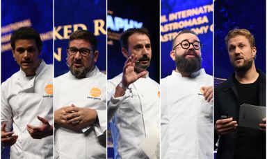 Cinque dei protagonisti di Gastromasa 2023, il congresso di cucina giunto all'ottava edizione, a Istanbul: da sinistra Rodolfo Guzmán, Dani García, Eduard Xatruch, Mohamad Orfali e Joris Bijdendijk
