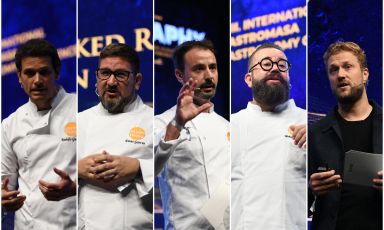 Cinque dei protagonisti di Gastromasa 2023, il congresso di cucina giunto all'ottava edizione, a Istanbul: da sinistra Rodolfo Guzmán, Dani García, Eduard Xatruch, Mohamad Orfali e Joris Bijdendijk
