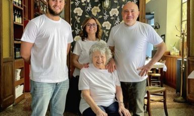 A sinistra in alto, Thomas con sua zia Monica e suo padre Antonio; in basso nonna Milena, recentemente scomparsa, colonna portante del DonGi&ograve;, ristorante calabrese a Milano

