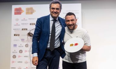 Francesco Capece premiato a Identit&agrave; Milano 2026 da Mario Moretti, ceo di Moretti Forni
