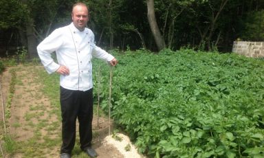 Francesco, in the vegetable garden supplying his restaurant, Moera in Avella (Avellino) tel. +39.081.8252924 (photo obiettivonotizie.it)
