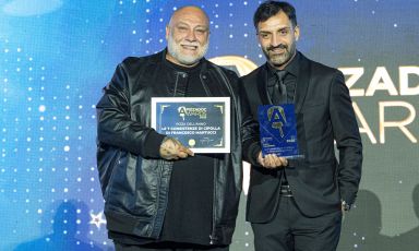 Francesco Martucci riceve i premi Pizzeria dell’Anno e Pizza dell’Anno con 7 Consistenze di Cipolla per i Pizza DOC Awards 2025, l'evento di gala dedicato al mondo pizza che si è svolto lo scorso 10 dicembre presso il Teatro Mediterraneo della Mostra d’Oltremare a Napoli
