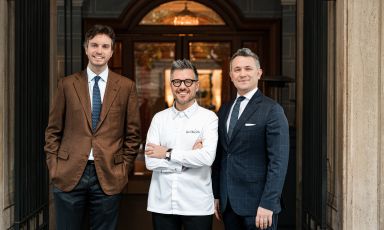 Rocco De Santis tra Francesco Naldi e Simone D'Alessandro, rispettivamente coo della Salvatore Naldi Group e general manager del Grand Hotel Flora
