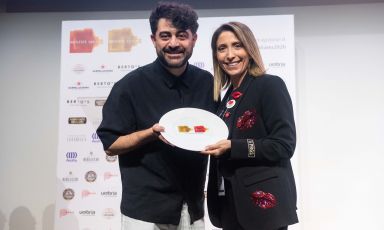 Francesco Sodano premiato a Identit&agrave; Milano 2026 da&nbsp;Sabrina Dallagiovanna,&nbsp;Marketing and Sales manager di Molino Dallagiovanna
