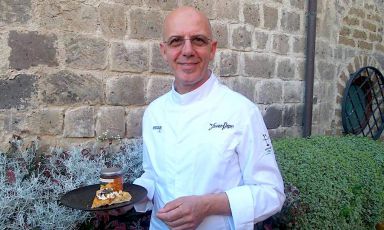 Franco Pepe con la sua nuova pizza&nbsp;Crisommola, golosit&agrave; con albicocche del Vesuvio
