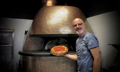 Franco Pepe con la "pizza del giorno prima". Il pizzaiolo di Caiazzo sarà tra i protagonisti di Identità Milano 2021, salirà sul palco dell'Auditorium alle 11,40 di sabato 25 settembre, primo giorno del congresso, e con lui sarà anche Leopoldo Gasbarro, direttore del Wall Street Italia. Foto Tanio Liotta

QUI IL PROGRAMMA COMPLETO DI IDENTITÀ MILANO 2021

PER ISCRIVERSI, CLICCA QUI E SEGUI LE ISTRUZIONI

