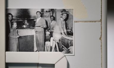 Una foto al Pepe in Grani ritrae il nonno e il padre di Franco Pepe, rispettivamente Francesco &mdash; detto "Nonno Ciccio" &mdash; al forno del pane, e Stefano, al bancone. Il forno originario della famiglia Pepe, prima della nascita di Pepe in Grani, era conosciuto come Osteria Pizzeria Pepe, in Piazza Porta Vetere a Caiazzo. L&igrave; lavoravano il padre Stefano Pepe, la madre Maria Ferraiuolo, Franco e i fratelli. Era insieme forno, pizzeria e osteria di paese
