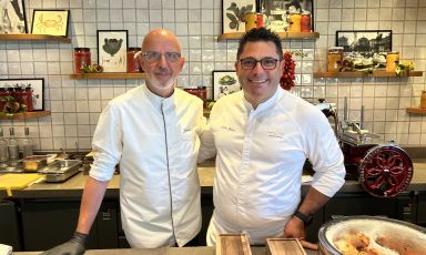 Lo chef Salvatore Bianco con Franco Pepe al primo appuntamento del ciclo La Tavola del Gusto, a Il Giardino, sesto piano dell'Hotel Eden di Roma
