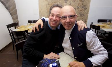 Daniel Young con Franco Pepe. Il primo ha dovuto annullare la presentazione del suo Where To Eat Pizza, prevista alla Reggia di Caserta. A Identità Golose spiega perché (foto Luciano Furia)
