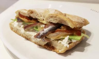 Panino con ricotta di bufala, alici, guanciale croccante e insalata di Alessandro Frassica, la mente dietro alla bottega 'Ino di Firenze, telefono +39.055.219208. Tutto il suo amore per il panino è ben riassunto nel libro "Pan'Ino", Guido Tommasi editore (foto Fabien Butazzi)