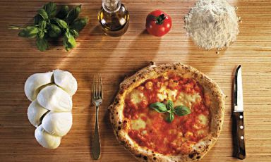 Tania Mauri racconta per Identità Golose la pizzeria Fratelli Cuore alla stazione di Santa Maria Novella di Firenze, un indirizzo di qualità in un luogo solitamente riservato al pasto mordi-e-fuggi. Il pezzo è uscito in anteprima per Identità di Pizza, la newsletter che Identità Golose dedica al mondo dei lievitati. Per riceverla regolarmente (e gratuitamente) basta iscriversi qui
