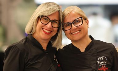 La pizzaiola-osteopata Rosalba Lo Iacono, sulla destra, con la socia Marilena Adamo. Sono le due protagoniste di Fudd&igrave;e - Pizza e Cucina, ad Alcamo, in provincia di Trapani

