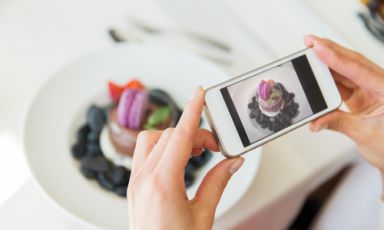There’s been a turnabout, especially in the Anglo-Saxon gourmet scene, where many prestigious restaurants forbade guests to take pictures of their dishes: the capitulation to Instagram seems inevitable. The most famous and recent case is that of David Chang, who was one of the first to say enough at Momofuku Ko
