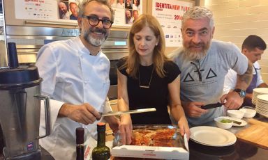 Massimo Bottura (Osteria Francescana, Modena) e Alex Atala (Dom, San Paolo, Brasile) hanno rapito i partecipanti della lezione alla Scuola di Eataly Flatiron con una serie di concetti importanti e piatti deliziosi sul tema dello spreco alimentare. Con loro nella foto, Melissa Clark del New York Times, autrice coi due cuochi di una seguitissima diretta streaming prima della lezione 
