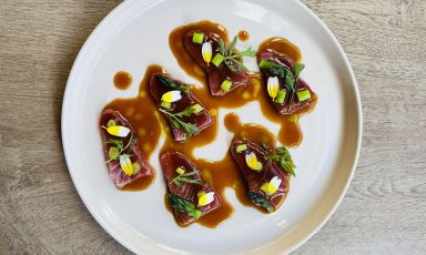 Ventresca di tonno, asparagi, ponzu e curry verde​: il piatto della rinascita di Thomas Moi, chef del ristorante Moi di Roma
