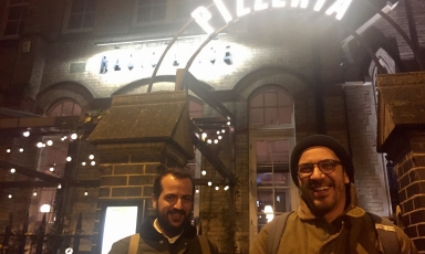 L'ingresso di Radio Alice al 16 Hoxton Square, Londra, quartiere Shoreditch. Inaugurata in modo soft il 5 dicembre scorso, è la sesta insegna aperta da Berberè in 7 anni, dopo quelle di Castel Maggiore, Bologna, Firenze, Torino e Milano. Nella foto, Matteo e Salvatore Aloe
