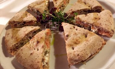 La ghiottissima Focaccia con salmone affumicato, carciofi freschi, robioli ai due latti (capra e vaccino) e scorza di limone grattuggiata di Giuseppe Rizzo, pizzaiolo della Pizzeria dell'Angolo di Vittuone, in provincia di Milano. E' una delle quattro insegne, tutte meneghine, che entrano questa settimana nella Guida ai ristoranti online di Identità Golose. Le altre sono Yuzu, I Chioschi di Andrea e Lievità, un'altra pizzeria
