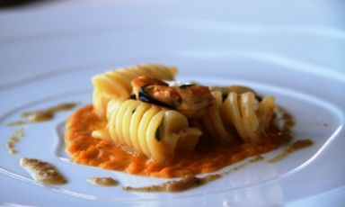 I Fusilloni Monograno Felicetti Mat con mosciolo selvatico di Portonovo, carote e bruschetta liquida, il piatto preparato da Moreno Cedroni, giovedì per Identità di Pasta, nell'ambito della programmazione pomeridiana di Identità Expo (foto http://blog.alice.tv)