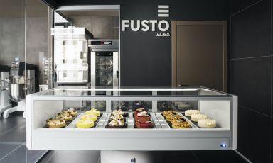 L'ingresso di Fusto Milano, il laboratorio di pasticceria artigiana contemporanea di Gianluca Fusto che inaugura oggi in un cortile interno di via Ponchielli 3, zona Buenos Aires. L'espositore si chiama Colonna, è stato progettato da Giulio Iacchetti di Ifi e contiene le prime torte di Fusto
