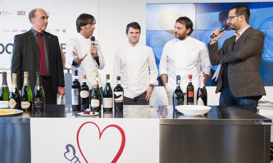 Foto di gruppo al Milano Food&Wine Festival: Helmuth K&ouml;cher, Davide Oldani, Enrico Bartolini, Ugo Alciati e il giornalista Niccol&ograve; Vecchia di Identit&agrave; Golose