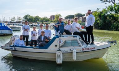 Alessandro Rossi (in piedi a destra) e i ragazzi del ristorante Il Gabbiano 3.0 a Marina di Grosseto, una stella Michelin
