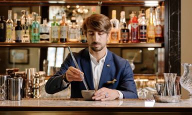 Gabriele Contatore al bancone del Co.Mo Bar&Bistrot, al Mandarin Oriental, Lago di Como. Il bar manager trova la perfetta espressione della sua indole dietro un bancone, cercando di regalare agli ospiti il piacere di gustare un ottimo drink
