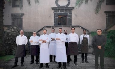 Lo staff del ristorante iPalici, bella scoperta al Relais San Giuliano di Viagrande, tra Catania ed Etna. È composto dallo chef Gaetano Procopio, al centro, e da Antonino Capici, Salvatore Platania, Alessandro Parisi, Vittorio Nicotra, Francesco Isaia, Daniele Lombardo, Kelvin Bhantooa e dal maître Mario Santitto, già all'etneo Villa Neri. Foto Tanio Liotta
